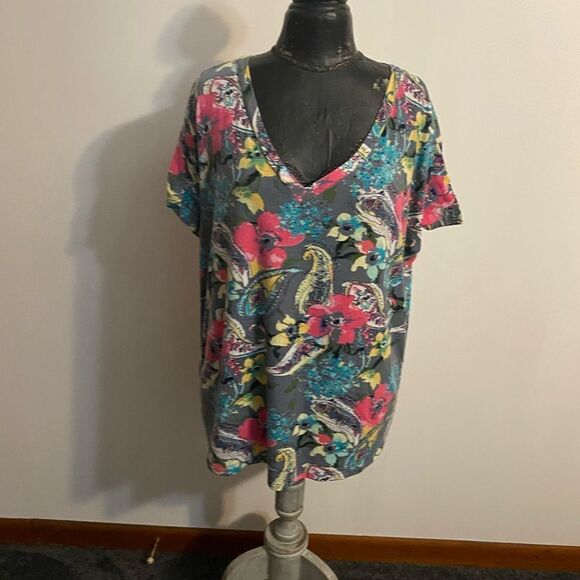 The Zig Zag Stripe Floral V-neck tee, size XL - Picture 1 of 4